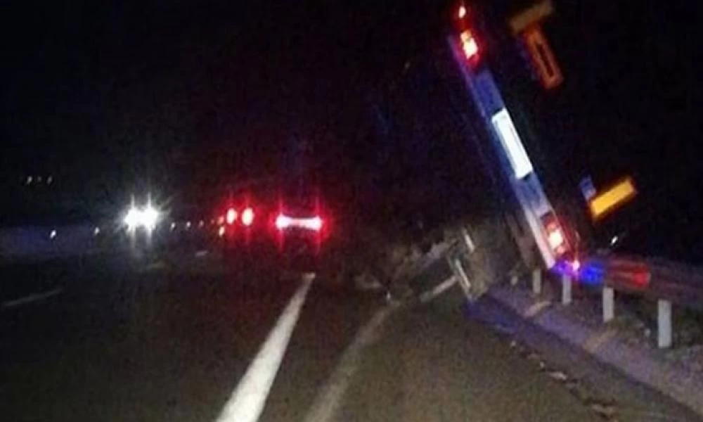 ''Τούμπαρε'' νταλίκα στην Εθνική οδό Αθηνών Λαμίας